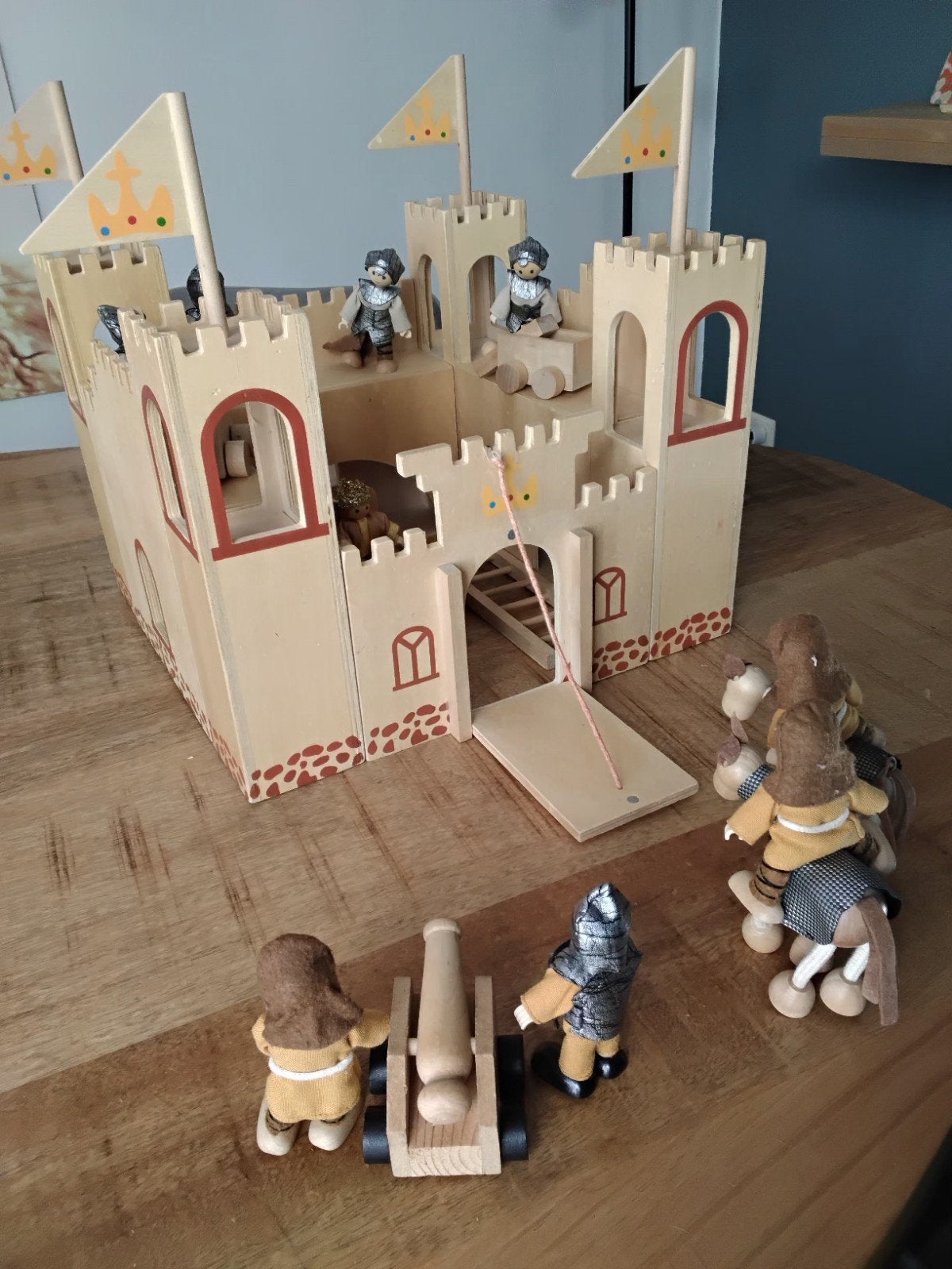 Houten Kasteel met veel houten poppetjes, Ophalen of Verzenden