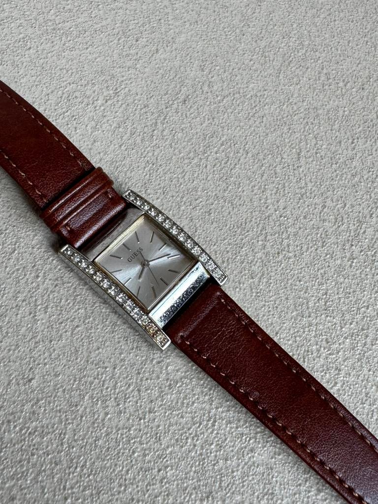Guess horloge met steentjes en bruin leren bandje, Guess, Polshorloge, Ophalen of Verzenden, Leer