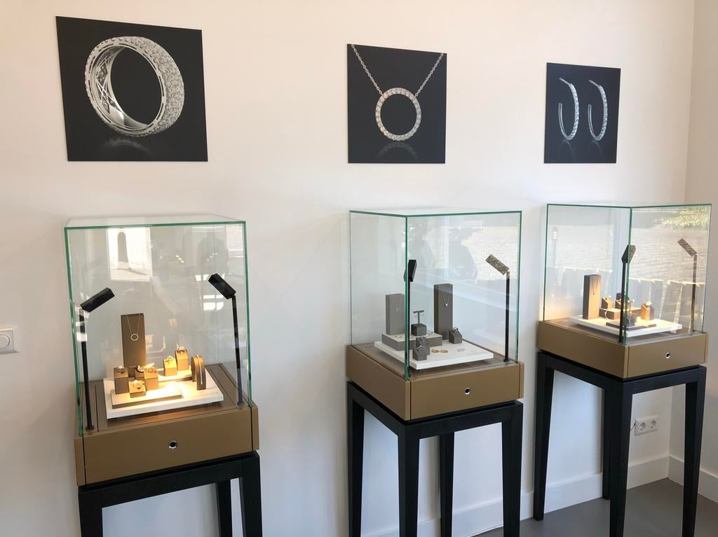 2 stuks Luxe vitrines afsluitbaar en elektronisch te openen, Ophalen, Gebruikt, 100 tot 150 cm, 50 tot 100 cm