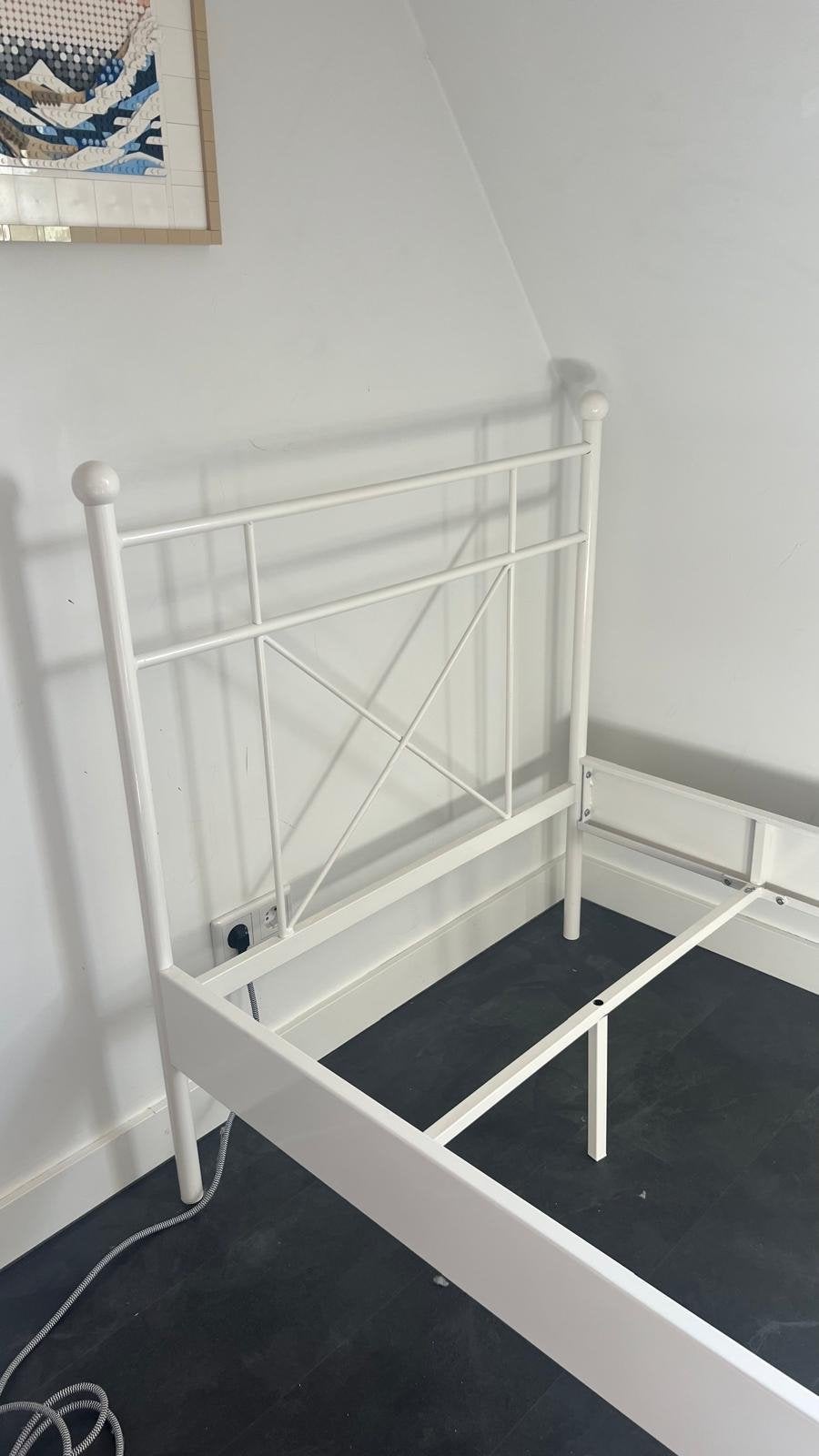 Wit eenpersoons metalen bedframe - zo goed als nieuw, Huis en Inrichting, 90 cm, Eenpersoons, Ophalen of Verzenden, Zo goed als nieuw