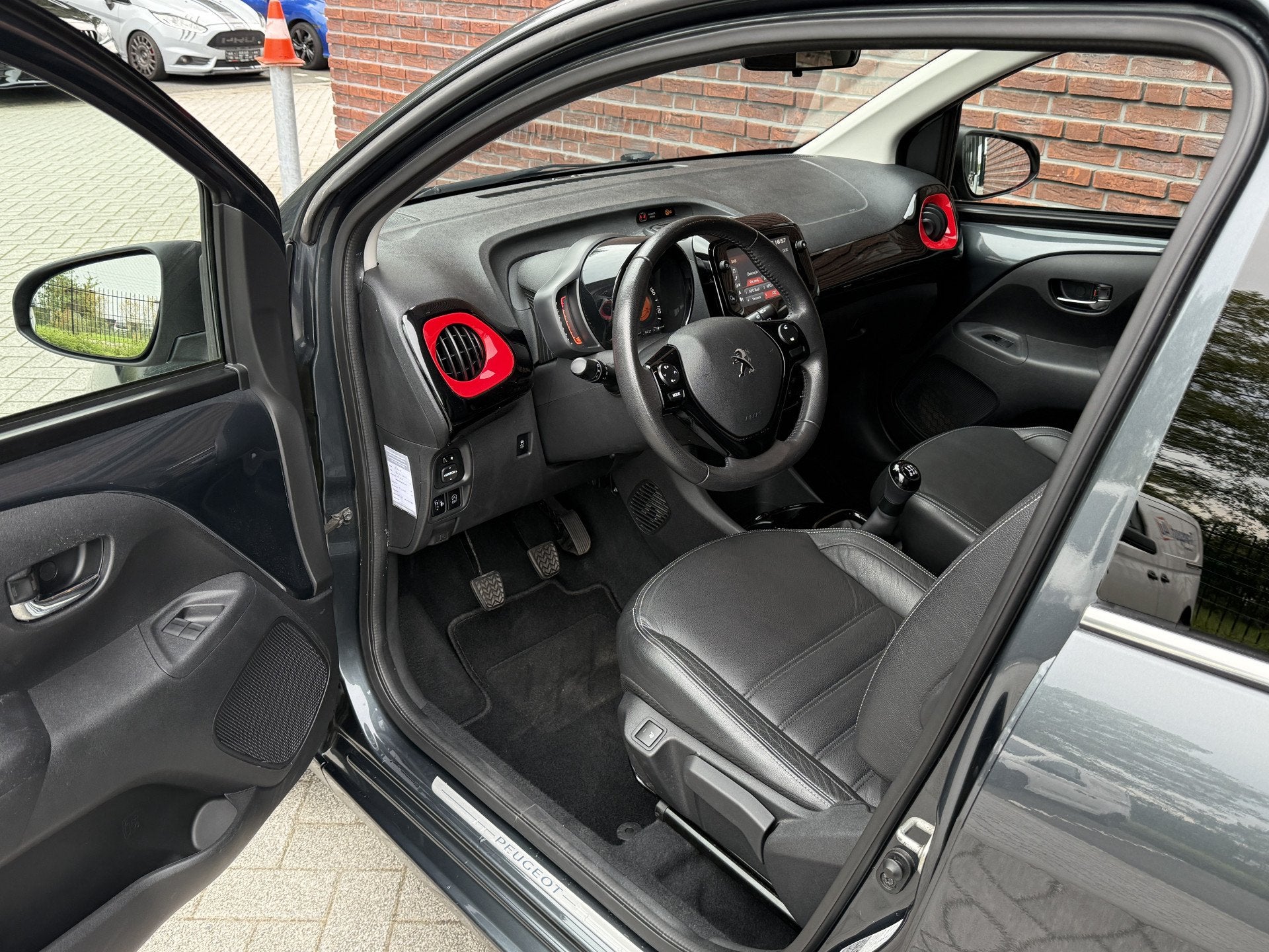 Peugeot 108 1.0 e-VTi GT-Line Lederen bekleding Uniek!, Auto's, Voorwielaandrijving, Gebruikt, 4 stoelen, Verwarmde buitenspiegels
