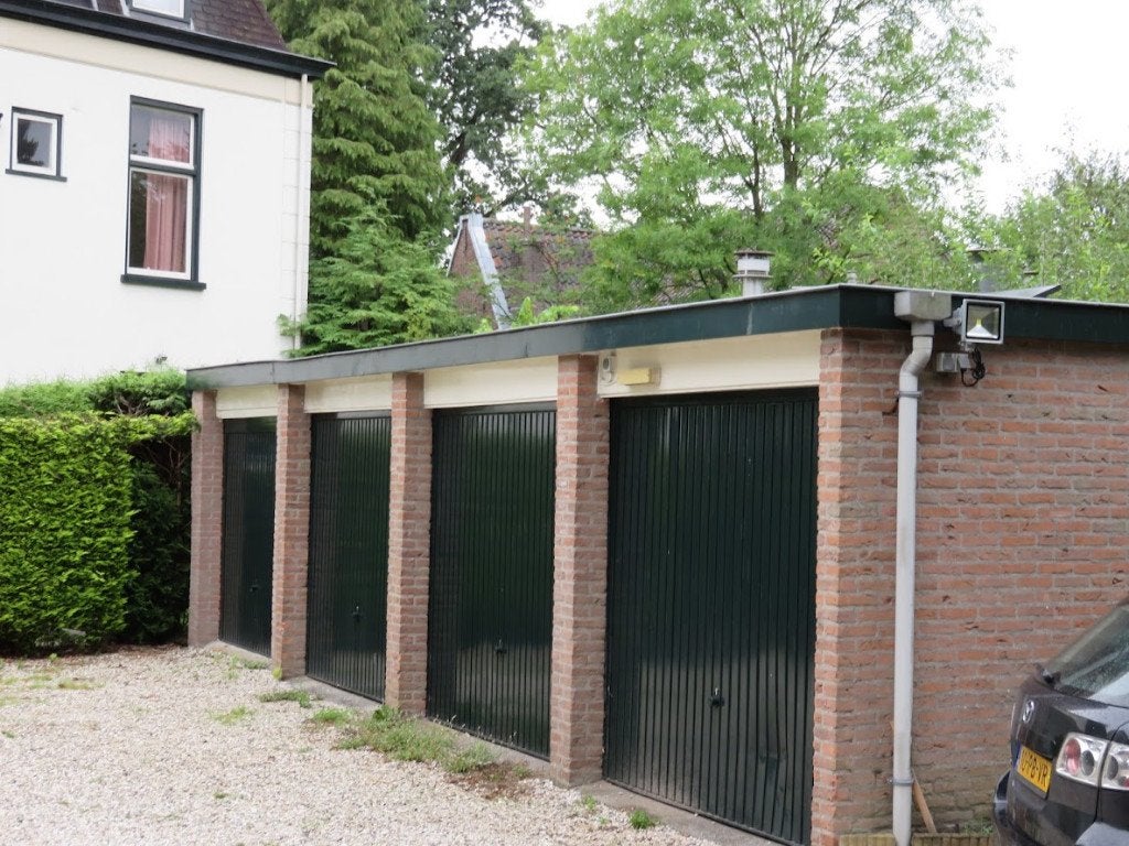 Garage te huur nabij centrum H'sum,Water en Electra  200P/M, Huizen en Kamers, Garages en Parkeerplaatsen, Noord-Holland
