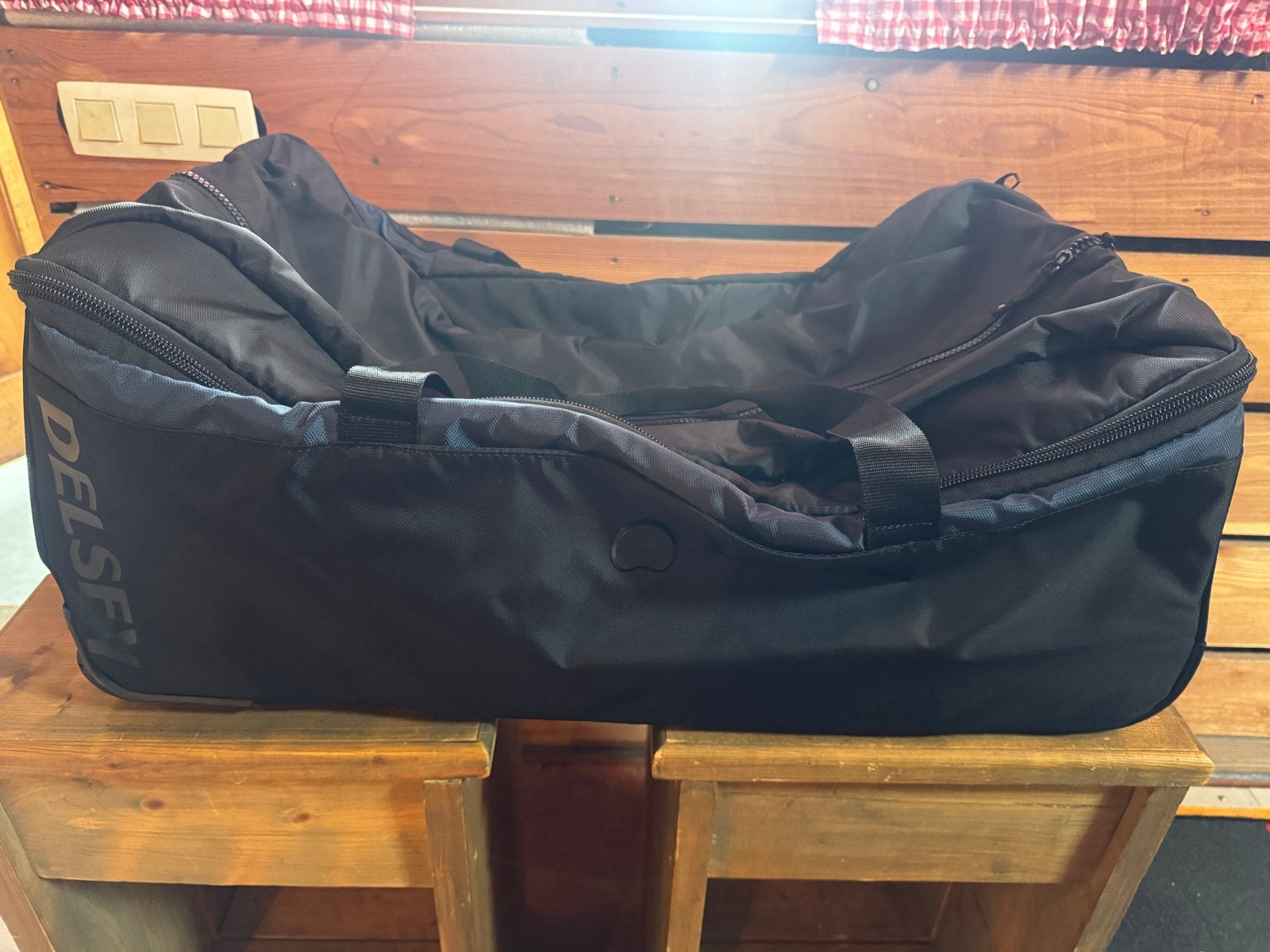 Grote Delsey reistas met wieltjes en uitschuifbaar handvat, 30 cm of meer, Zwart, Ophalen of Verzenden, Zo goed als nieuw