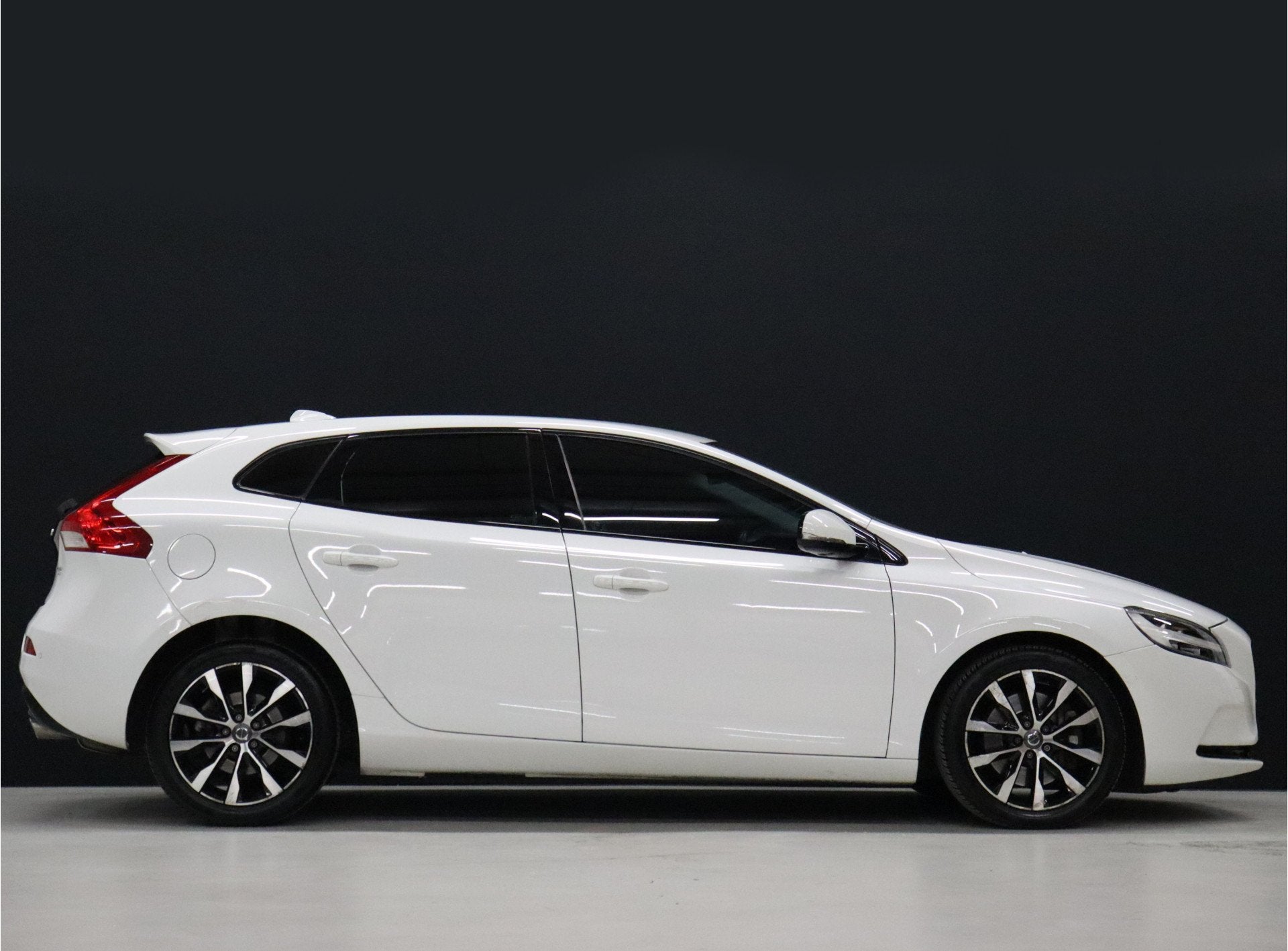 Volvo V40 1.5 T3 Dynamic Edition [CRUISE CONTROL, STOELVERWA, Auto's, Stof, 4 cilinders, 700 kg, Wit