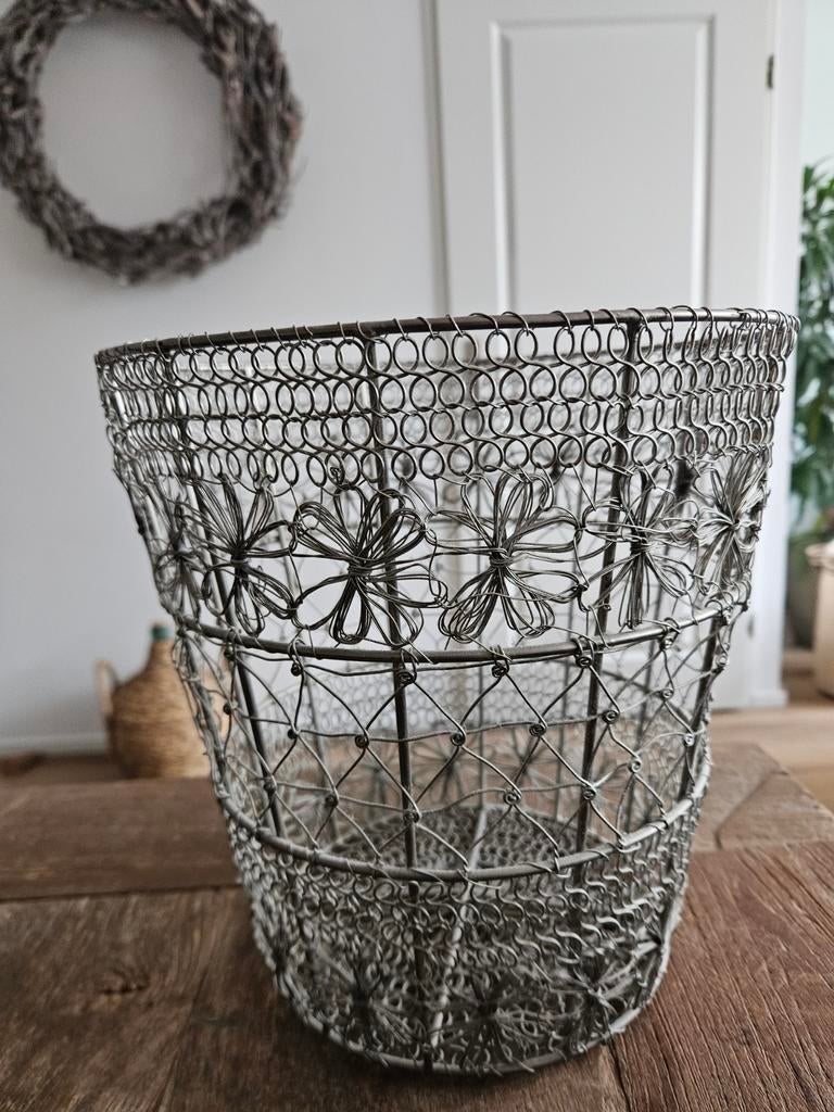 Decoratieve metaaldraad mand met bloemmotief, Huis en Inrichting, Woonaccessoires | Schalen en Manden, Ophalen, Overige materialen