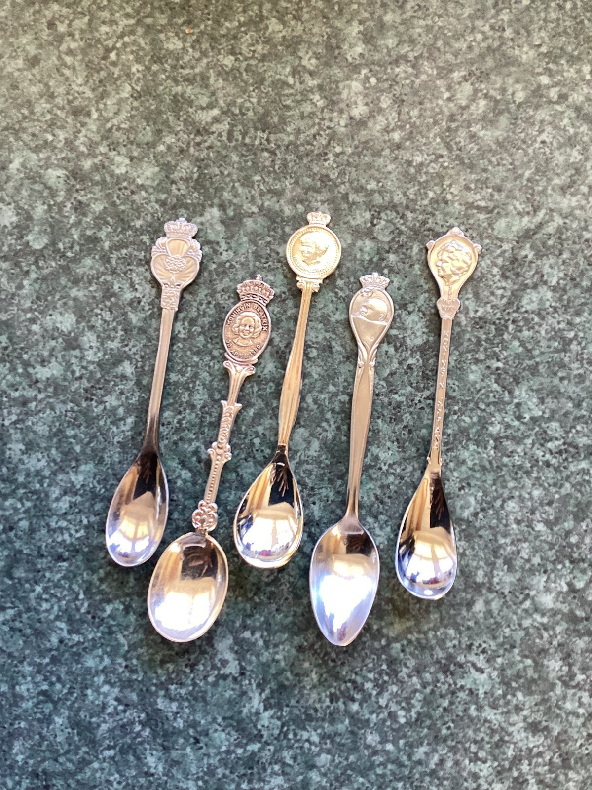 NIEUW:  5 theelepeltjes van het Koninklijk huis, Verzamelen, Ophalen of Verzenden, Nieuw, Nederland, Speld(je) of Lepel(tje)