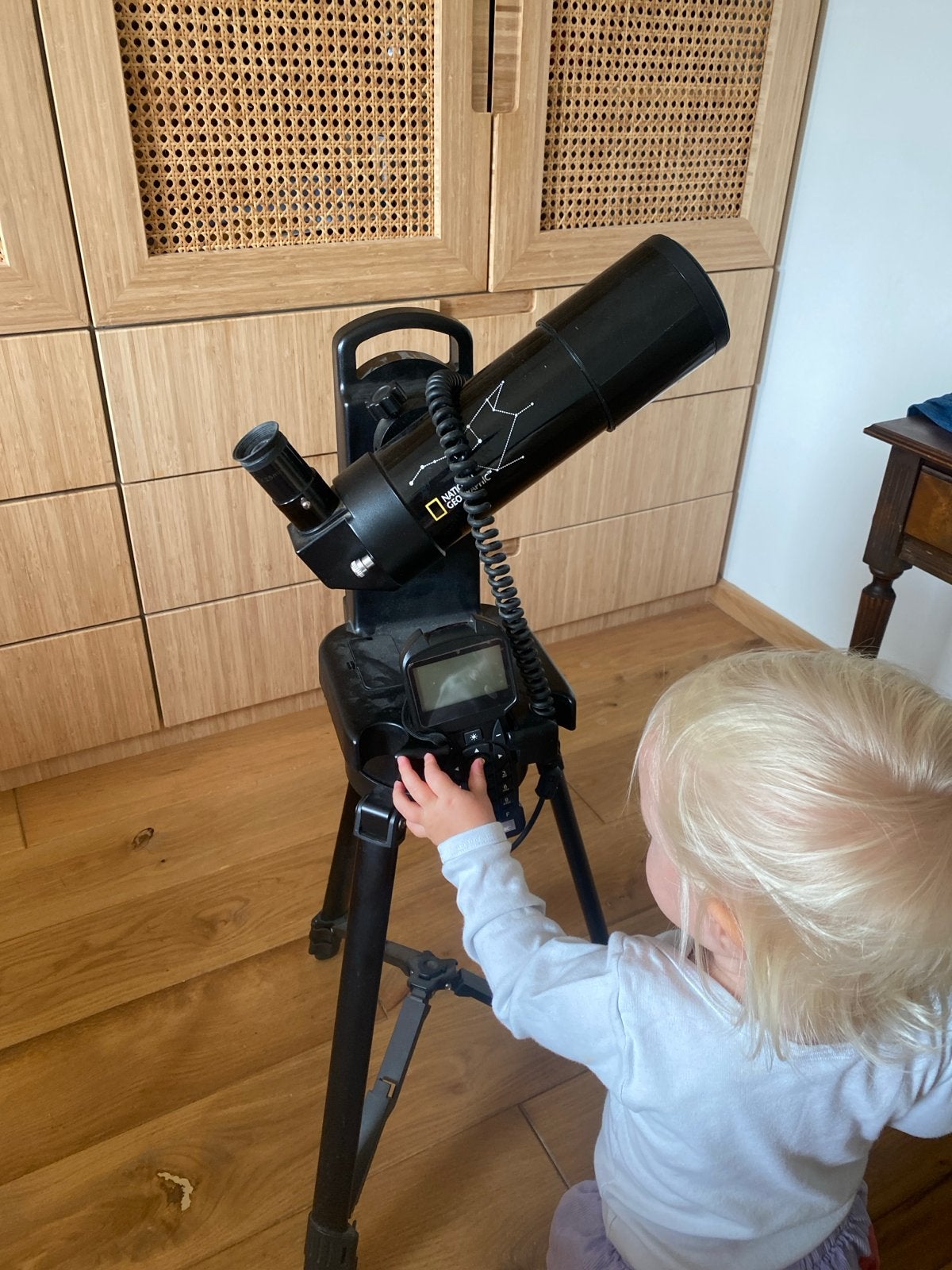 National Geographic Telescoop met Statief en Handcontroller, Gebruikt, 80 tot 200 mm, Met statief, Spiegeltelescoop (reflector)
