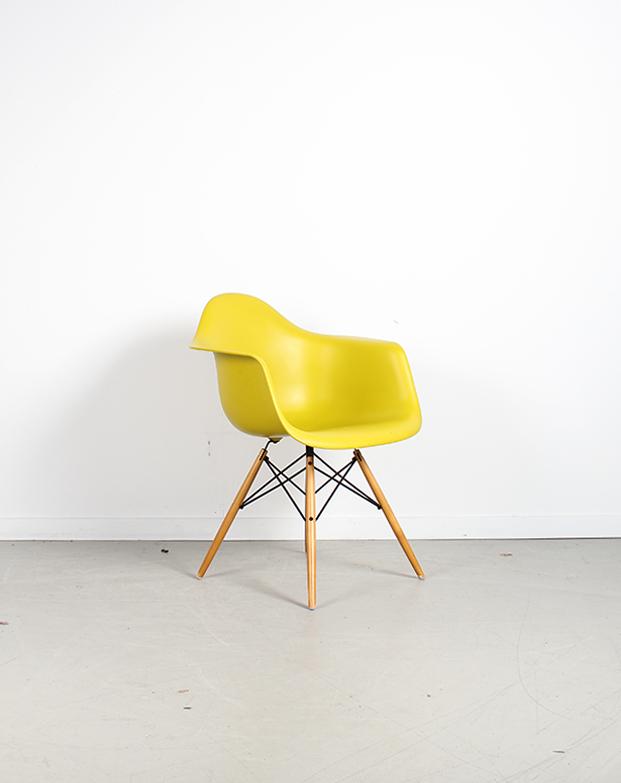 8x Vitra Eames DAW stoel Geel Esdoorn onderstel