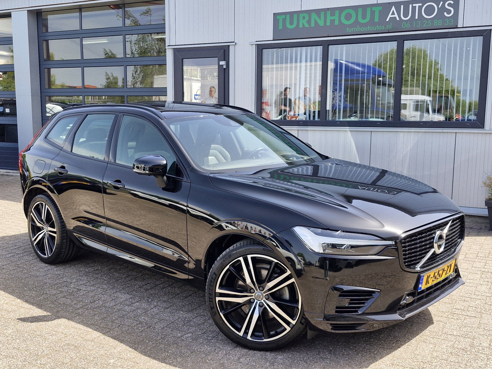 Volvo XC60 Recharge T6 AWD R-Design ALLE OPTIES luchtvering, Auto's, Automaat, Dealer onderhouden, Gebruikt, 138 €/maand