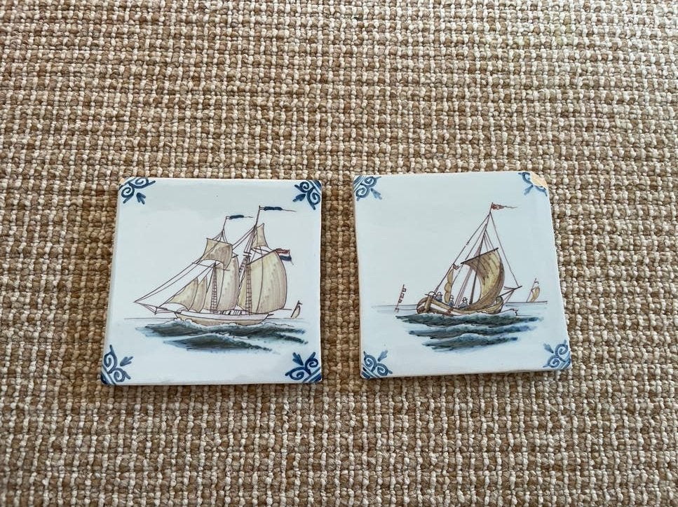 Tichelaar Makkum tegels met schepen (2 stuks), Antiek en Kunst, Antiek | Wandborden en Tegels, Ophalen of Verzenden