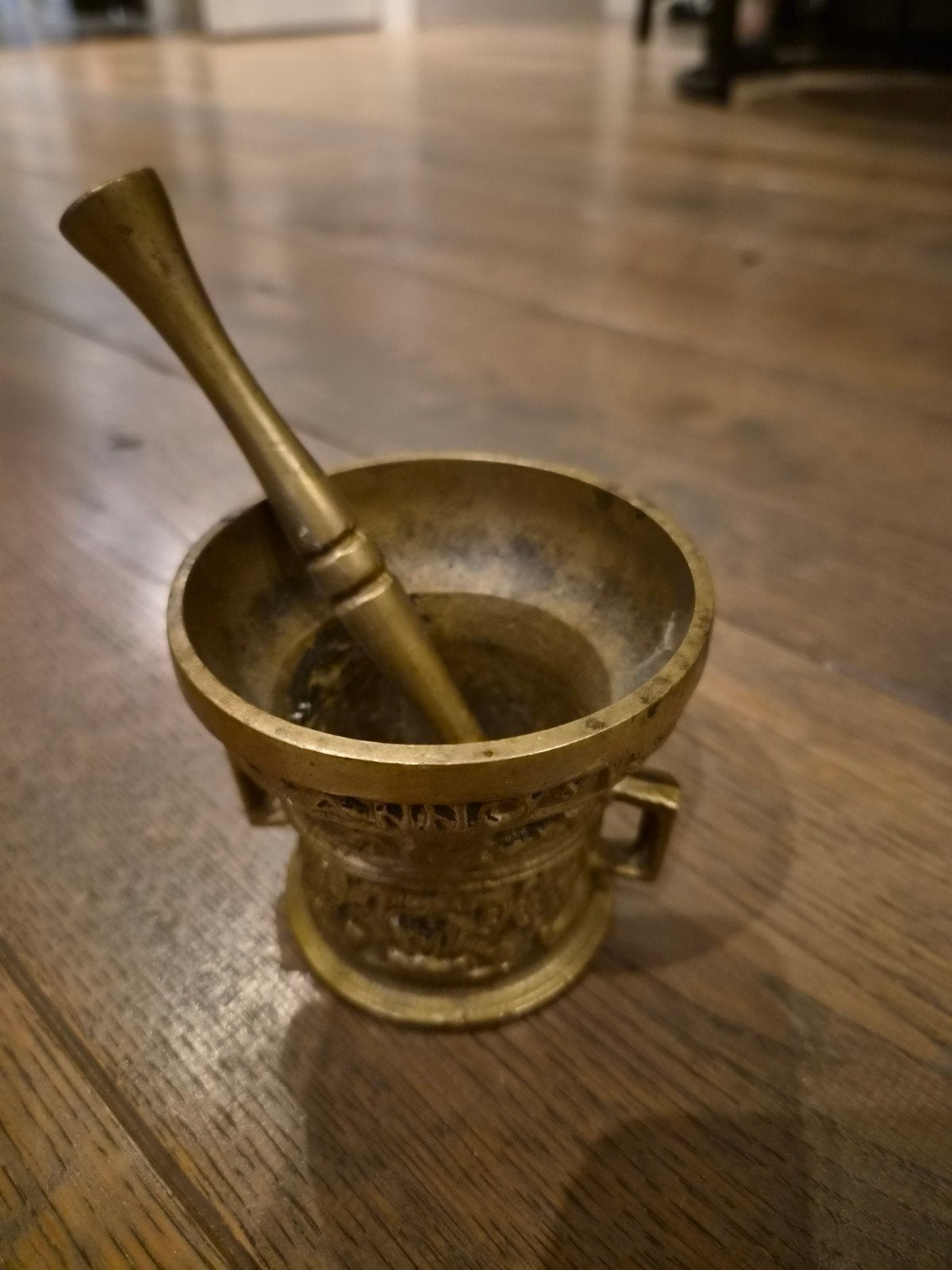 Antieke bronzen vijzel met stamper, gedateerd 1590, Antiek en Kunst, Ophalen of Verzenden