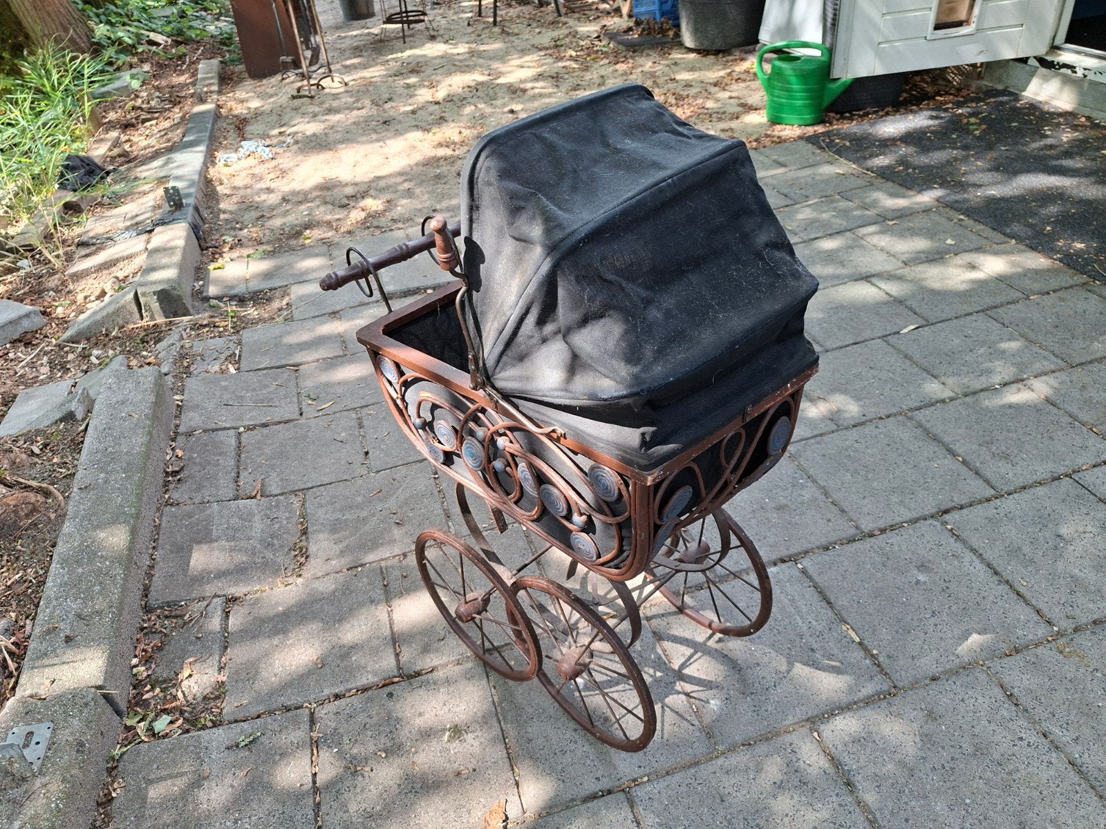 Antieke poppenwagen van metaal en hout, Ophalen