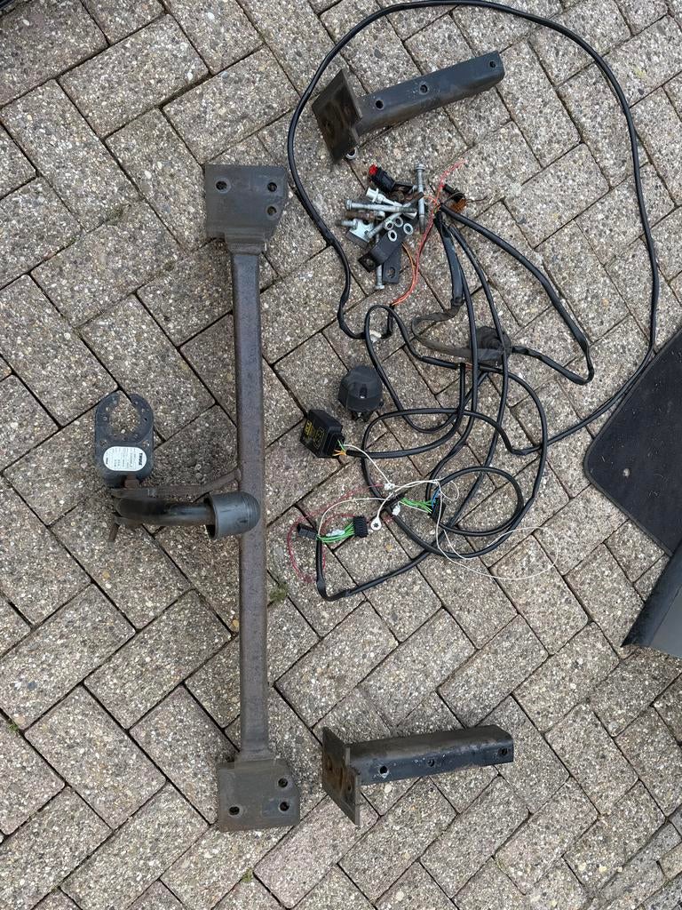 Thule trekhaak Audi A4 S4 B5 Avant met ECS kabelboom, Ophalen, Gebruikt