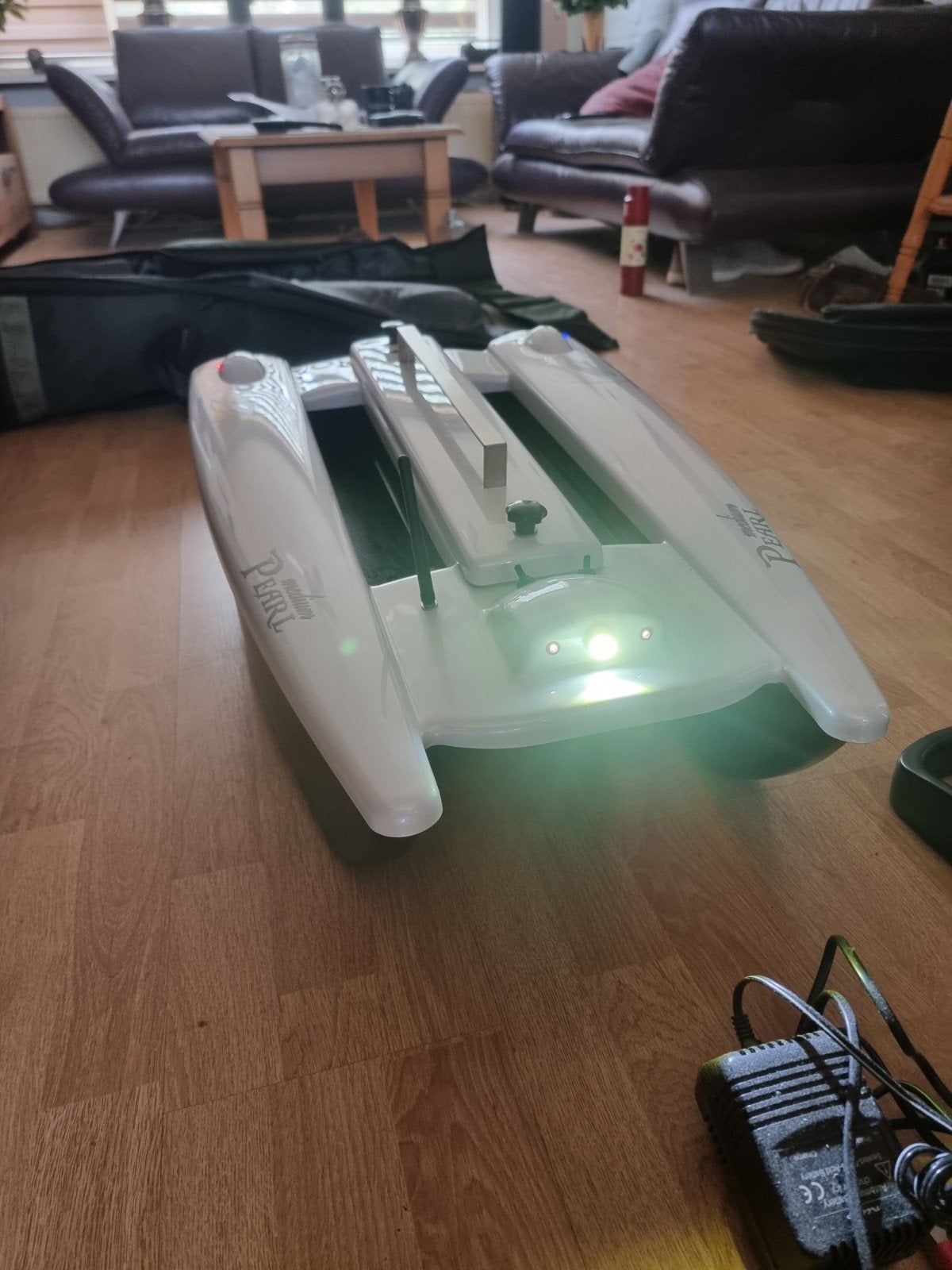 Voerboot Medium Pearl (Cor Hendriks) met Toslon 500, Watersport en Boten, Hengelsport | Karpervissen, Ophalen of Verzenden, Zo goed als nieuw