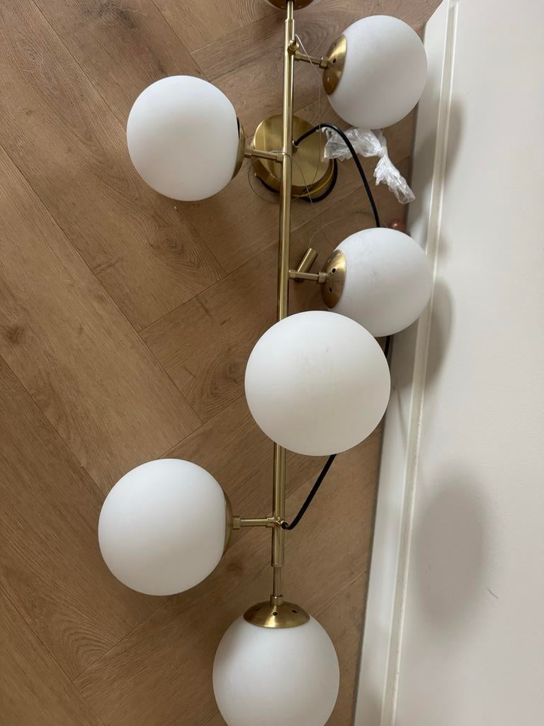 Moderne gouden hanglamp met 6 melkwitte glazen bollen, Ophalen, Zo goed als nieuw, Glas, 75 cm of meer