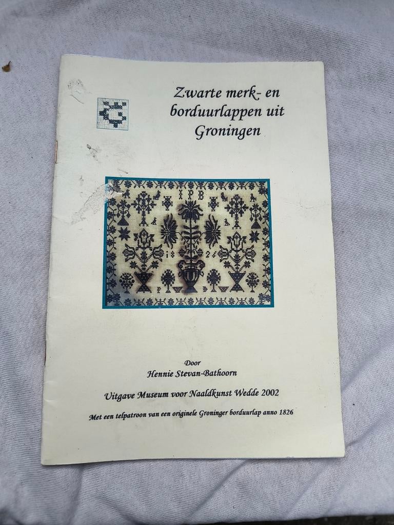 Boek historie zwarte merk- en borduurlappen uit Groningen, Boeken, Ophalen of Verzenden