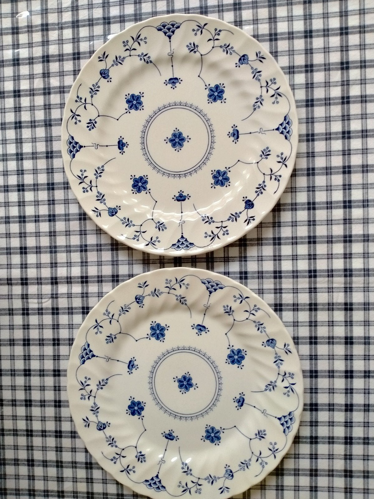 2 x Churchill finlandia diner borden (Staffordshire England), Ophalen of Verzenden, Gebruikt, Overige stijlen, Bord(en)