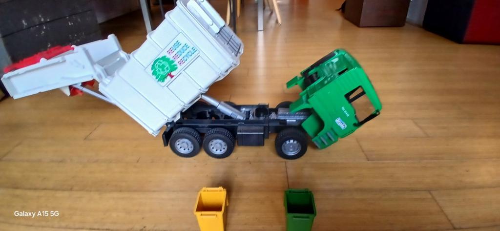 Bruder vuilniswagen, Ophalen, Zo goed als nieuw