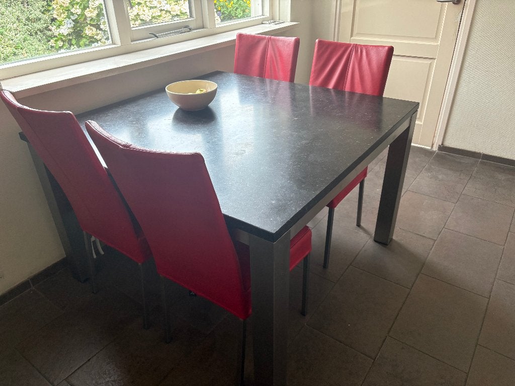 Eettafel  Belgisch hardsteen, Ophalen, Strak: Belgisch hardsteen en metalen onderstel, Gebruikt, Overige materialen