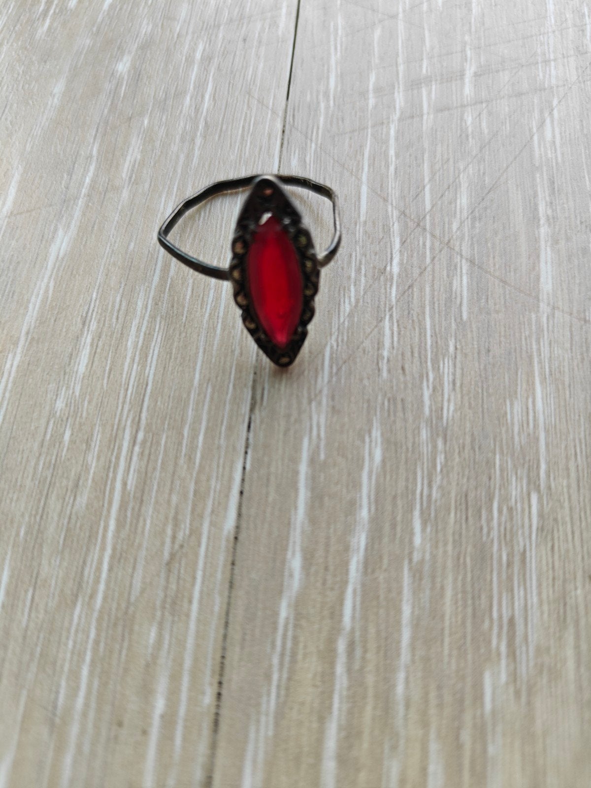 Vintage zilveren ring met rode steen, Ophalen, Overige materialen, Gebruikt, 17 tot 18