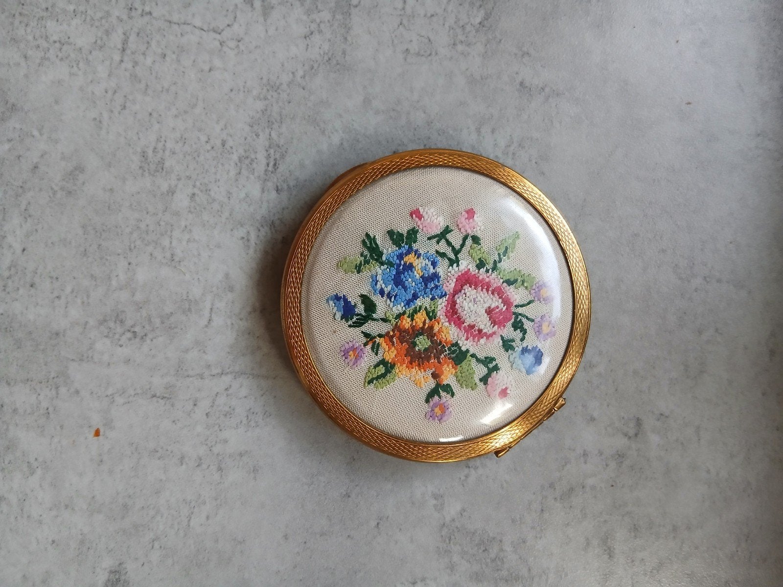 Vintage Kigu poederdoosje met bloemenborduurwerk, Ophalen of Verzenden, Gehele gezicht