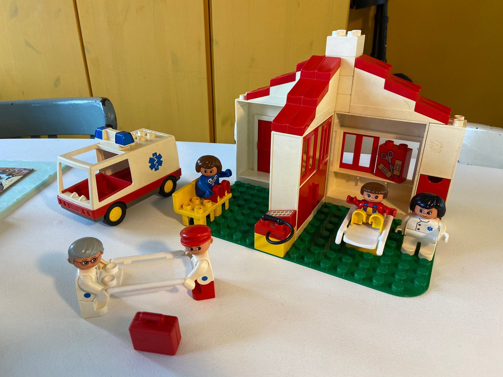 Lego Vintage Duplo ziekenhuis set 2688 5 poppetjes huis, Ophalen of Verzenden, Gebruikt, Complete set, Duplo