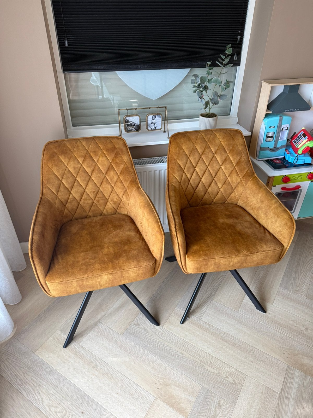 2 draaibare eetkamerstoelen goud/oker, Huis en Inrichting, Stoelen, Ophalen, Twee, Overige kleuren, Zo goed als nieuw