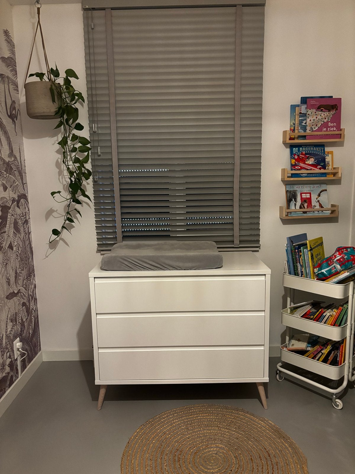 Witte commode met 3 lades en houten poten, Ophalen, Gebruikt, 50 tot 70 cm, 75 tot 100 cm