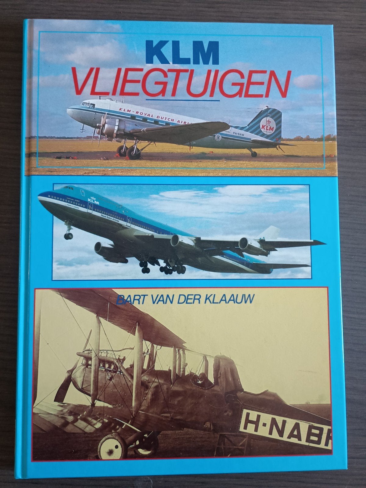 Klm vliegtuigen boek, Verzamelen, Luchtvaart en Vliegtuigspotten, Ophalen of Verzenden, Zo goed als nieuw, Boek of Tijdschrift