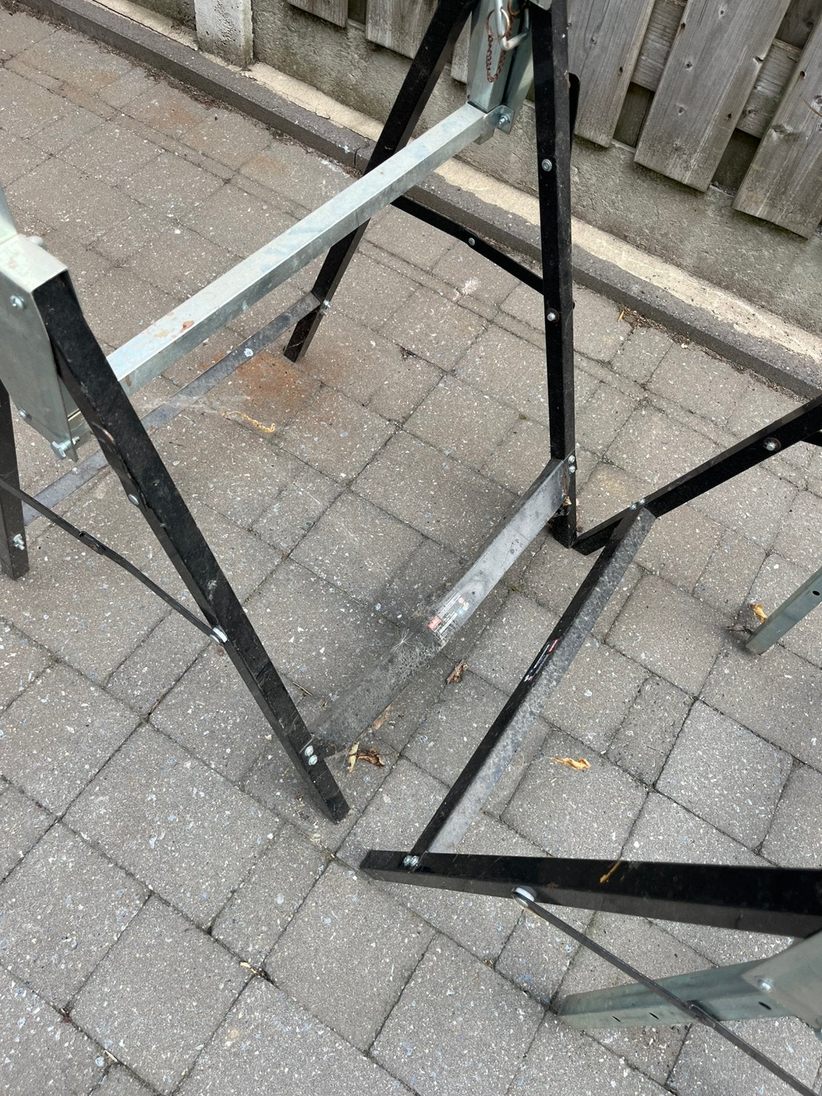 2 metalen schragen, Ophalen