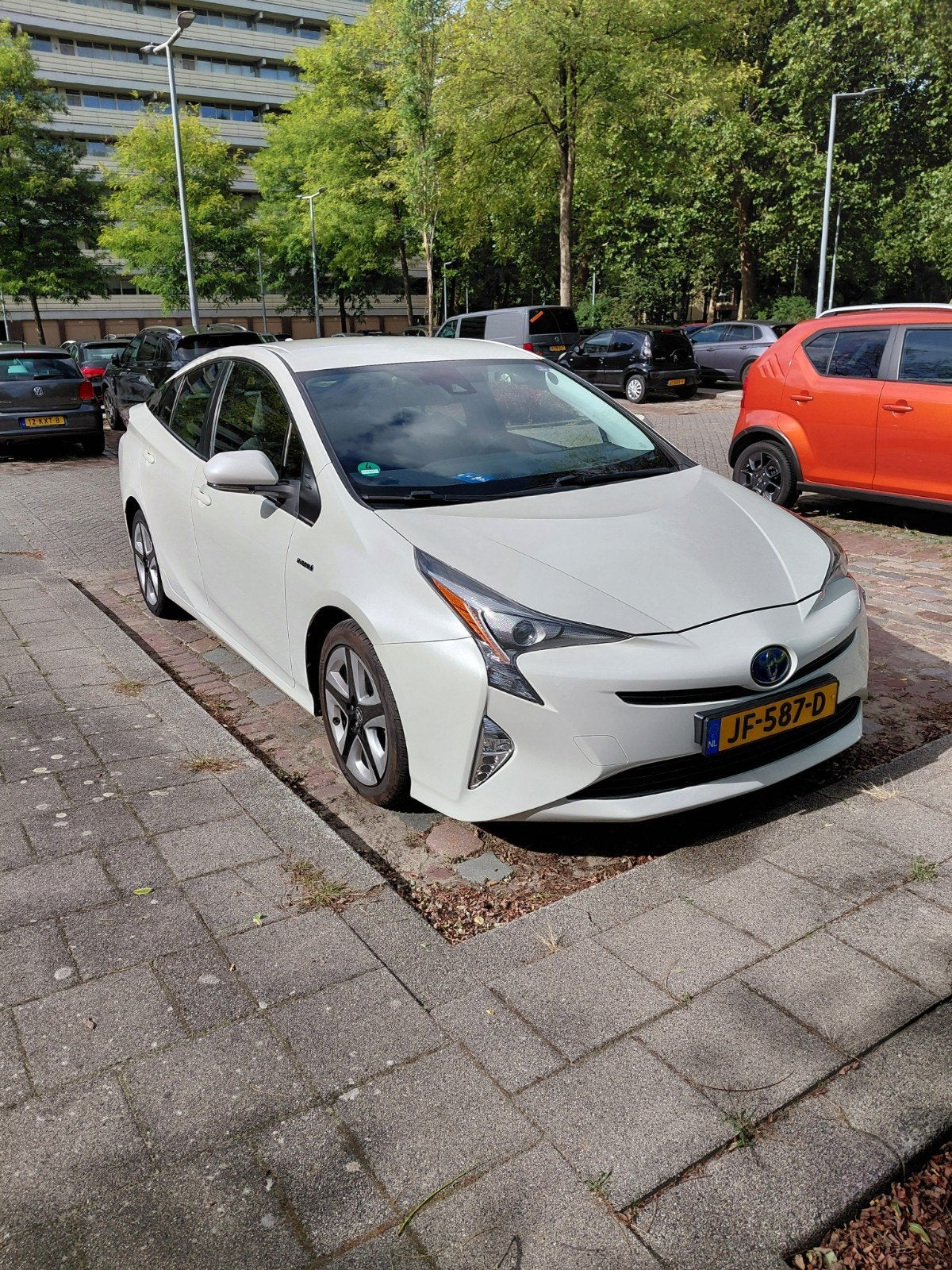 Toyota Prius 1.8 Full Hybrid 122PK Aut 2016 Wit, Auto's, Dealer onderhouden, Stof, Zwart, Origineel Nederlands