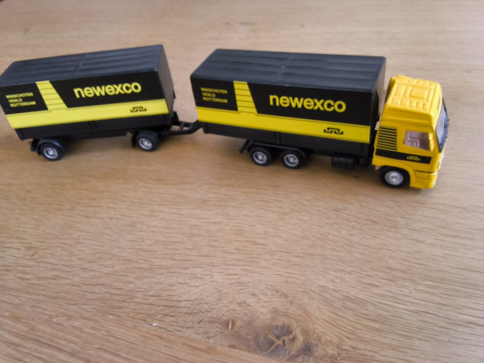 Newexco Volvo truck met aanhanger., Ophalen of Verzenden, Bus of Vrachtwagen