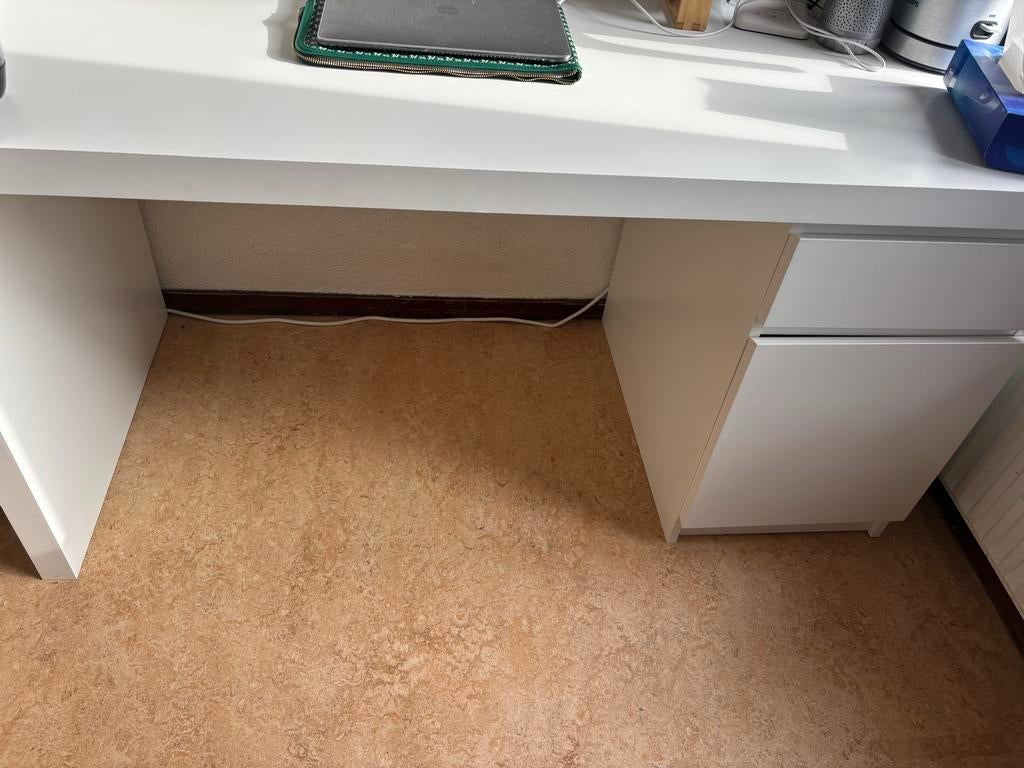 IKEA MALM Bureau wit met lades - 140x65 cm, Huis en Inrichting, Bureaus, Ophalen, Gebruikt, Met lades, Spaanplaat of MDF