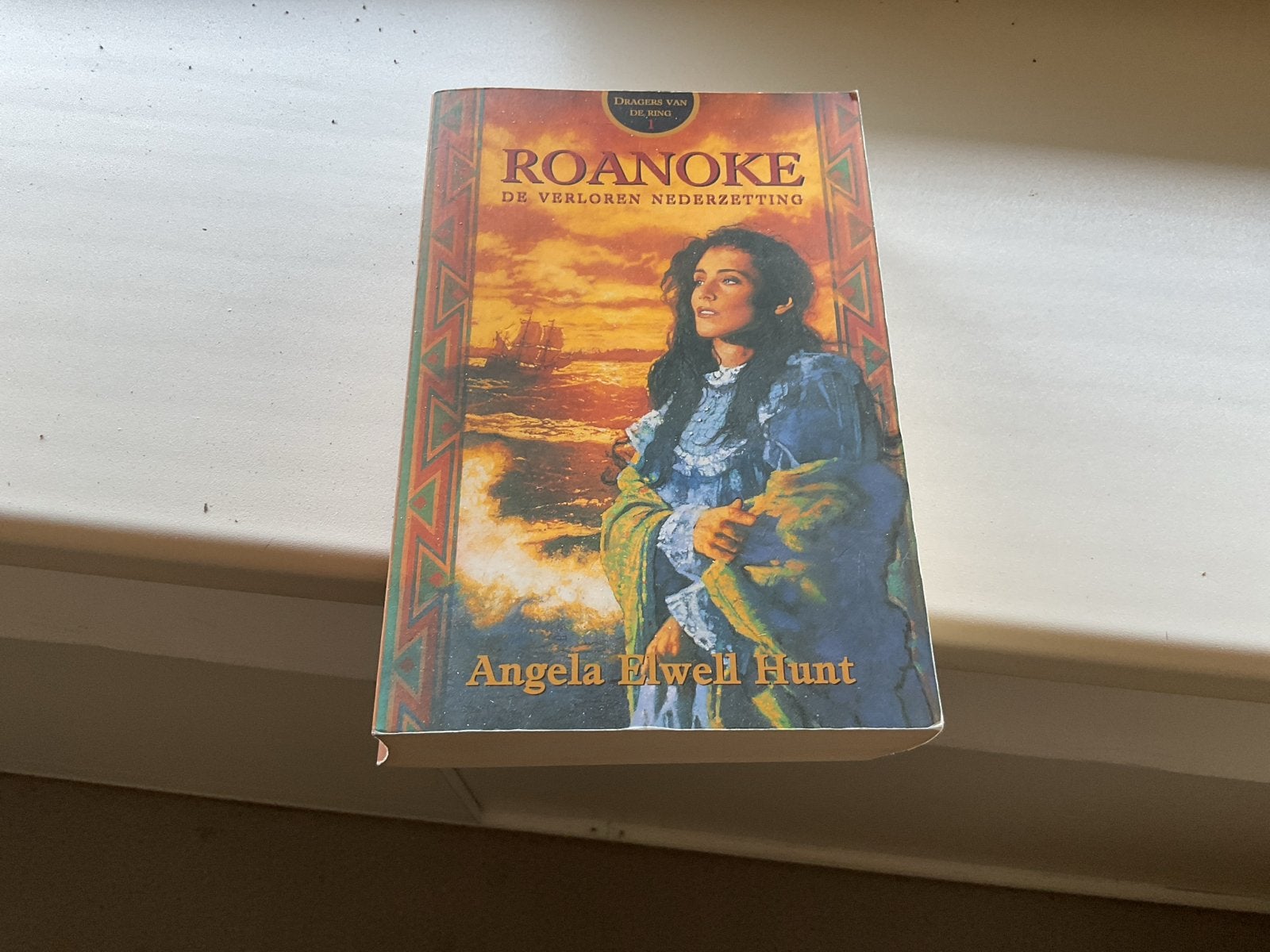 Roanoke: De Verloren Nederzetting - Angela Hunt - korting, Ophalen of Verzenden, Gelezen, Amerika