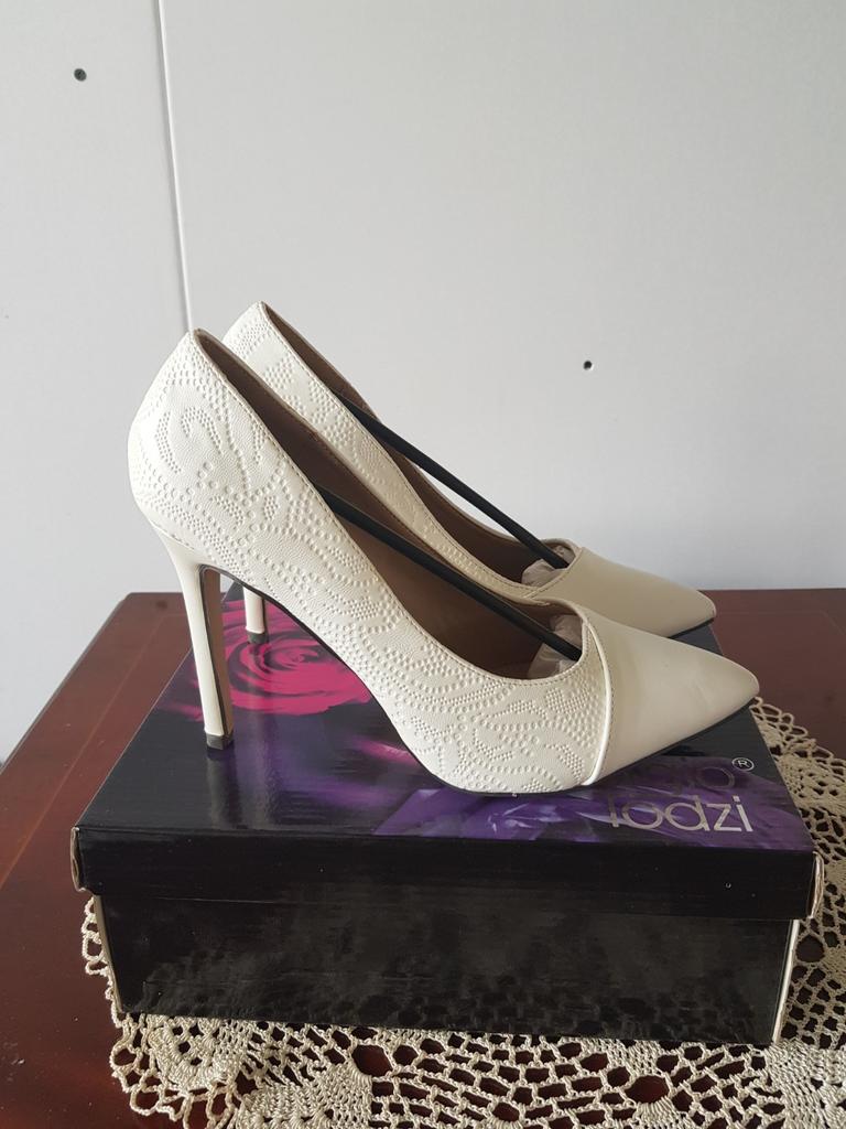 Witte pumps met hak maat 39, Ophalen of Verzenden, Nieuw, Wit