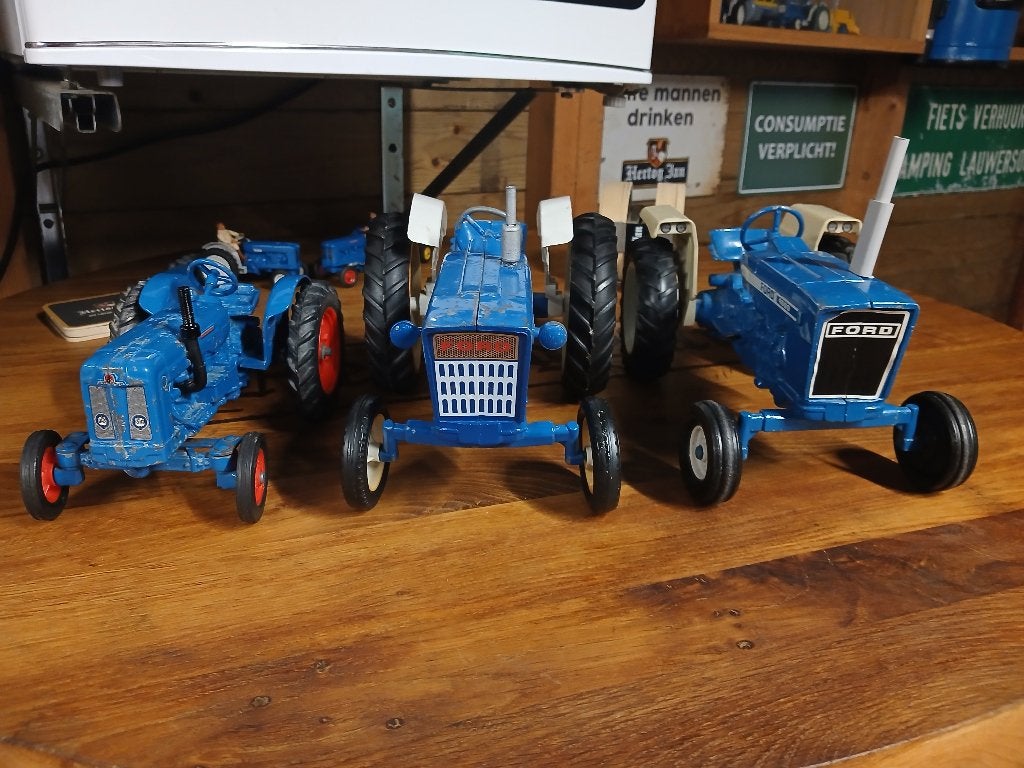 Ertl fordson ford 4000 en 4600, Hobby en Vrije tijd, Modelauto's | 1:32, Ophalen of Verzenden, Tractor of Landbouw, ERTL