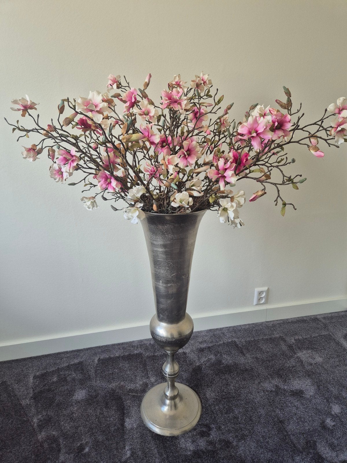 Grote zilverkleurige vaas met kunstbloemen, Huis en Inrichting, Woonaccessoires | Vazen, Ophalen, Gebruikt, Inclusief decoratie
