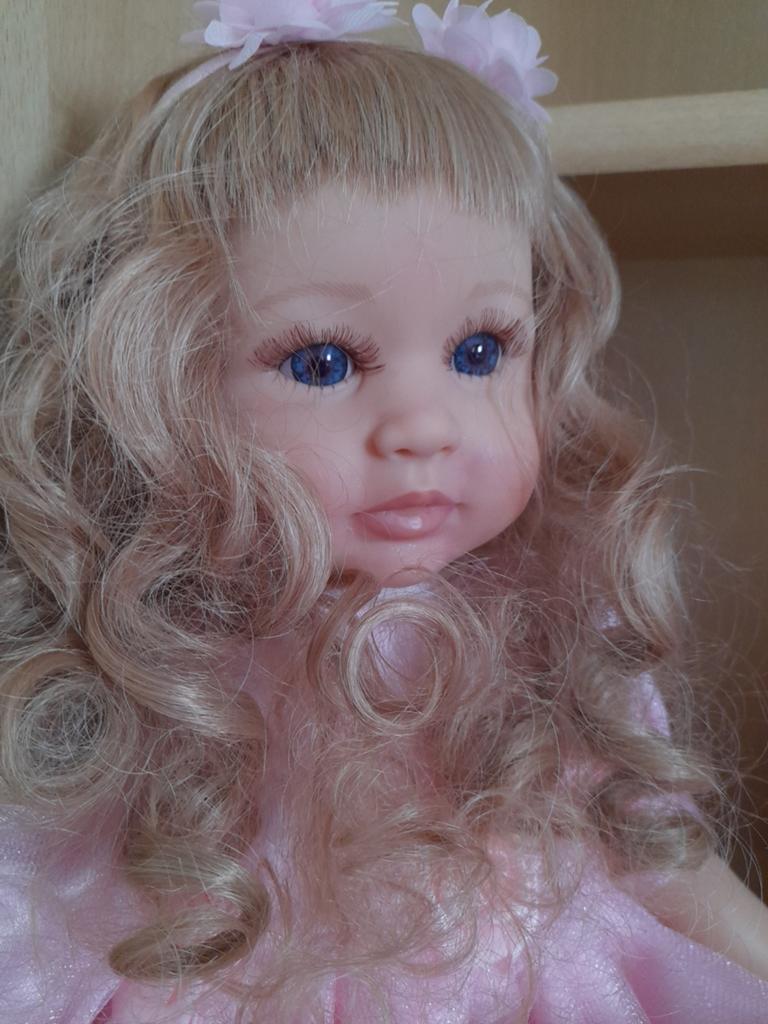 Prachtige reborn babypop, 60 cm, blond krullend haar, Ophalen of Verzenden, Zo goed als nieuw, Babypop