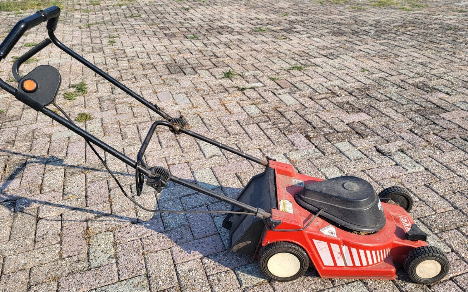 HTC 1100w 38cm gazonmaaier., Ophalen, Cirkelmaaier, Gebruikt, Elektrische grasmaaier