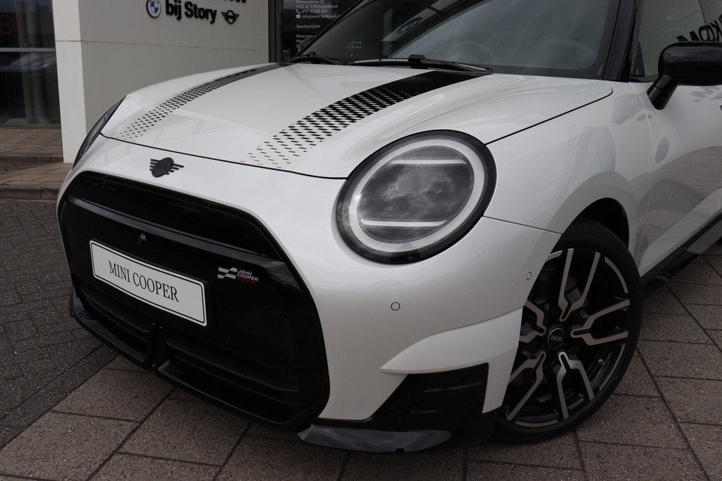 MINI Hatchback Cooper E / JCW / Pakket L / 18" JCW Lap Spoke, Auto's, Mini, Zwart, 4 stoelen, Leder en Stof, Wit