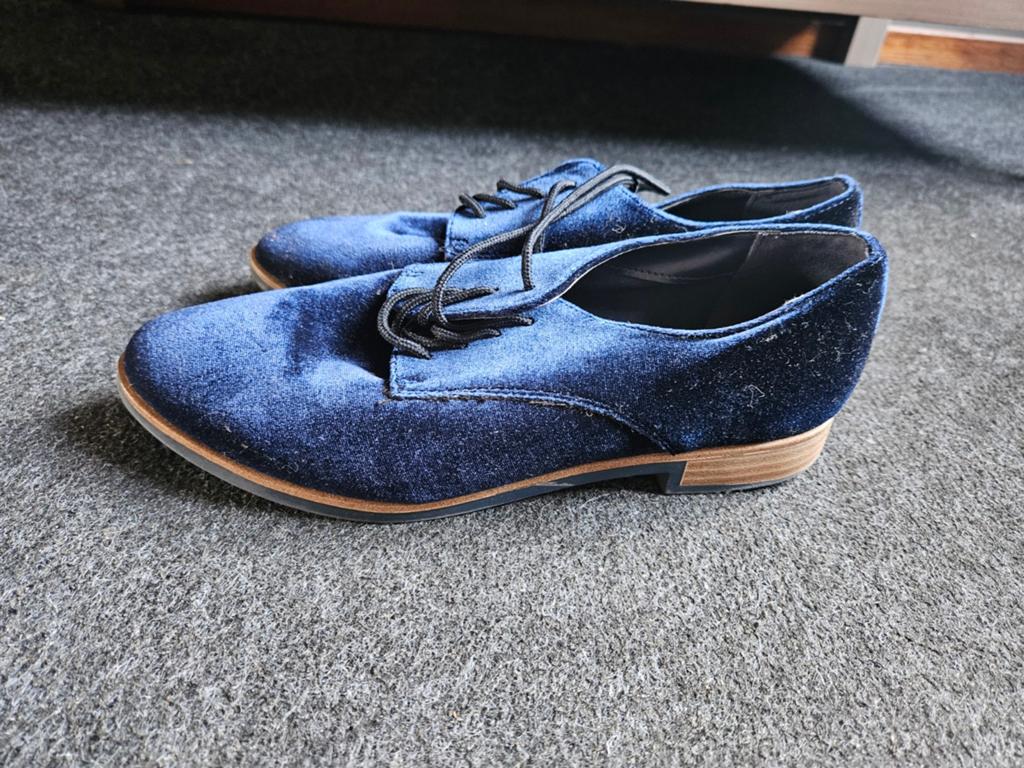 Donkerblauwe fluwelen damesschoenen maat 39, Kleding | Dames, Schoenen, Ophalen of Verzenden, Zo goed als nieuw, Blauw, Sneakers of Gympen