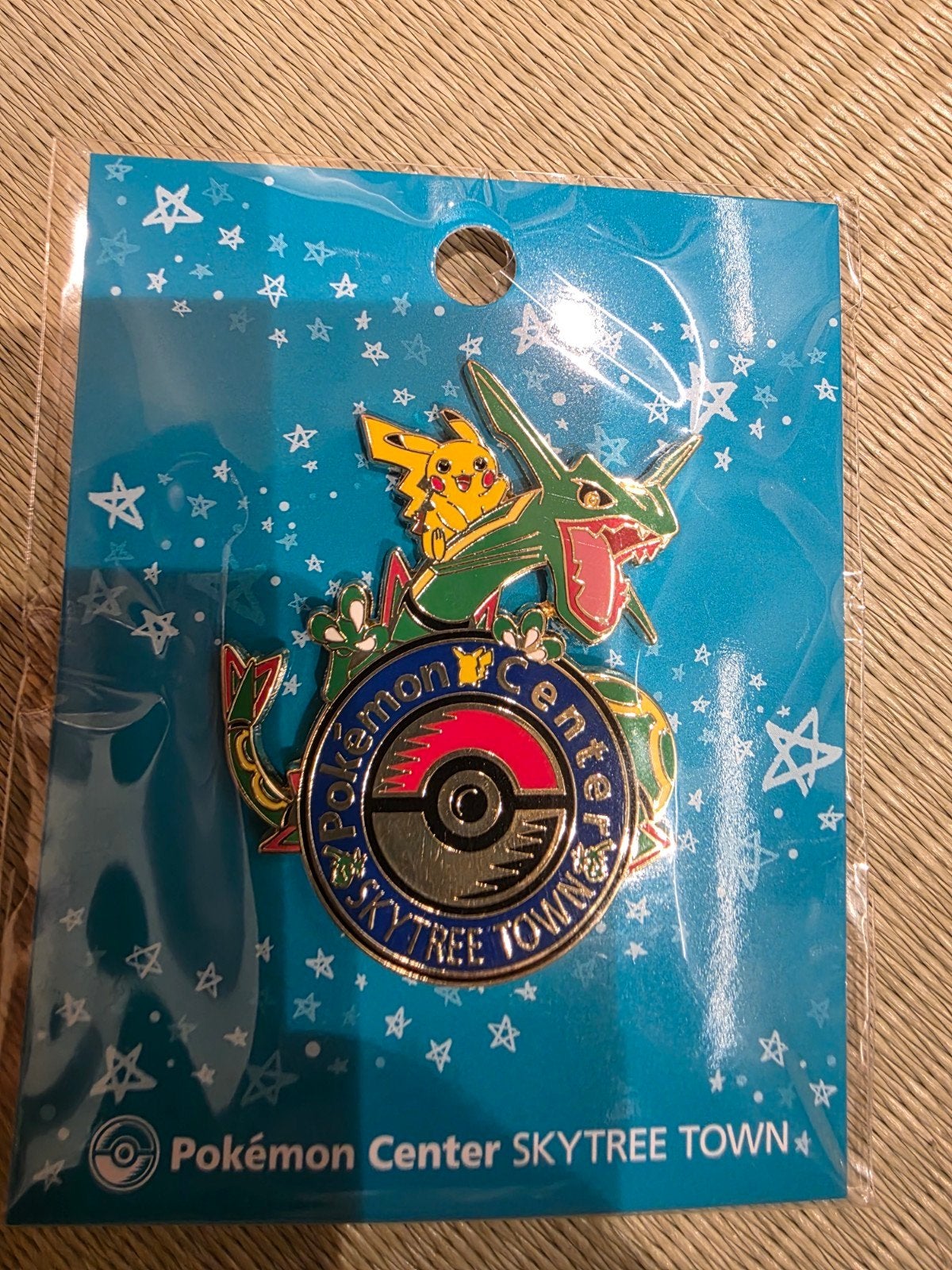 Pokémon Center Pin – Skytree Town (Rayquaza & Pikachu), Ophalen of Verzenden, Nieuw, Figuurtje, Speldje of Pin