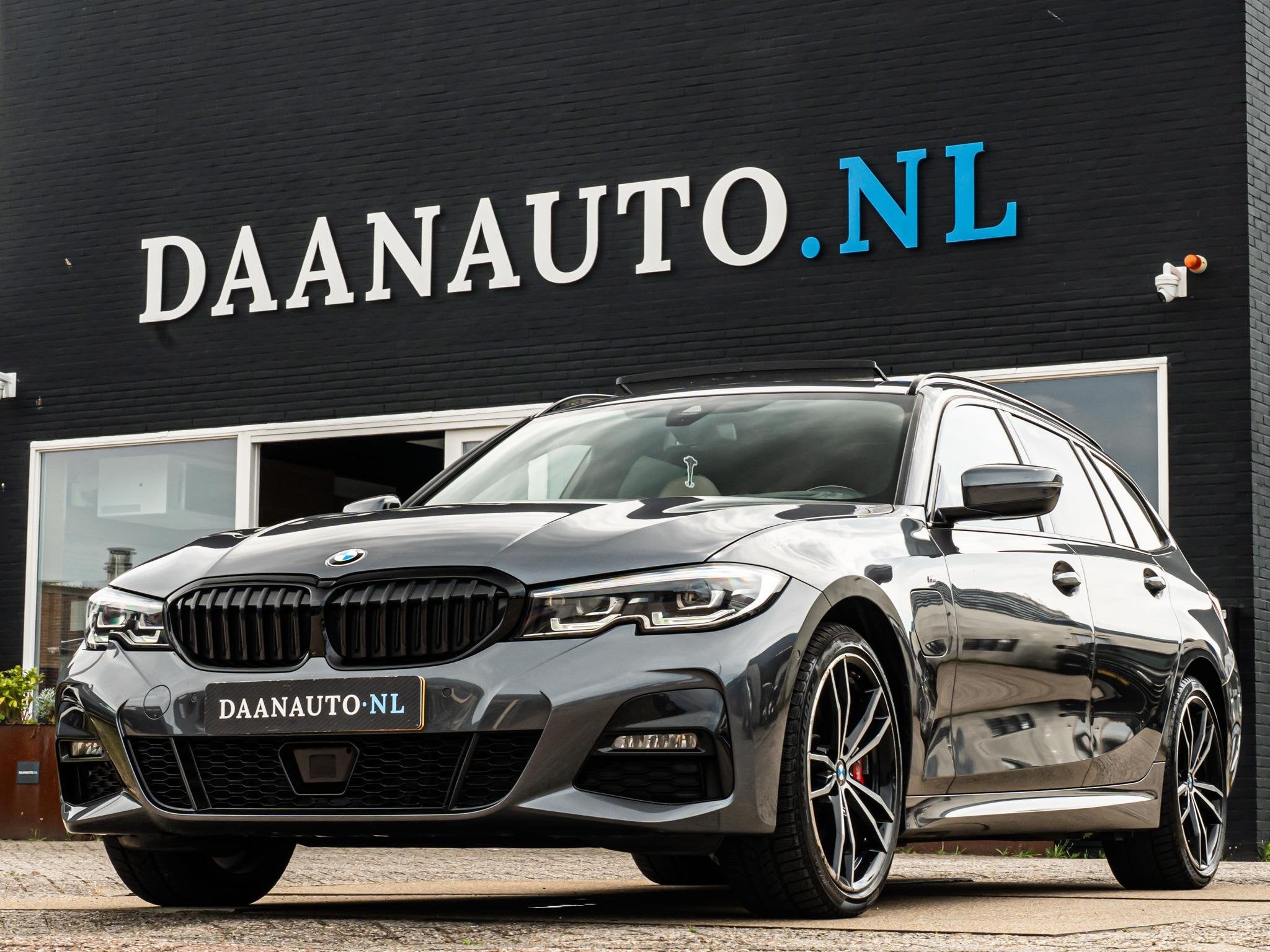 BMW 330e Touring M Sport Pano Camera ACC, Auto's, Achterwielaandrijving, Gebruikt, 4 cilinders, 120 €/maand