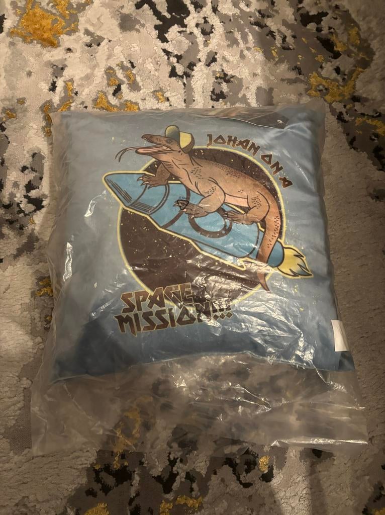 MOET WEG: Freek Vonk Kussen - Space Mission Dinosaurus, Ophalen of Verzenden, Nieuw, Blauw, Vierkant