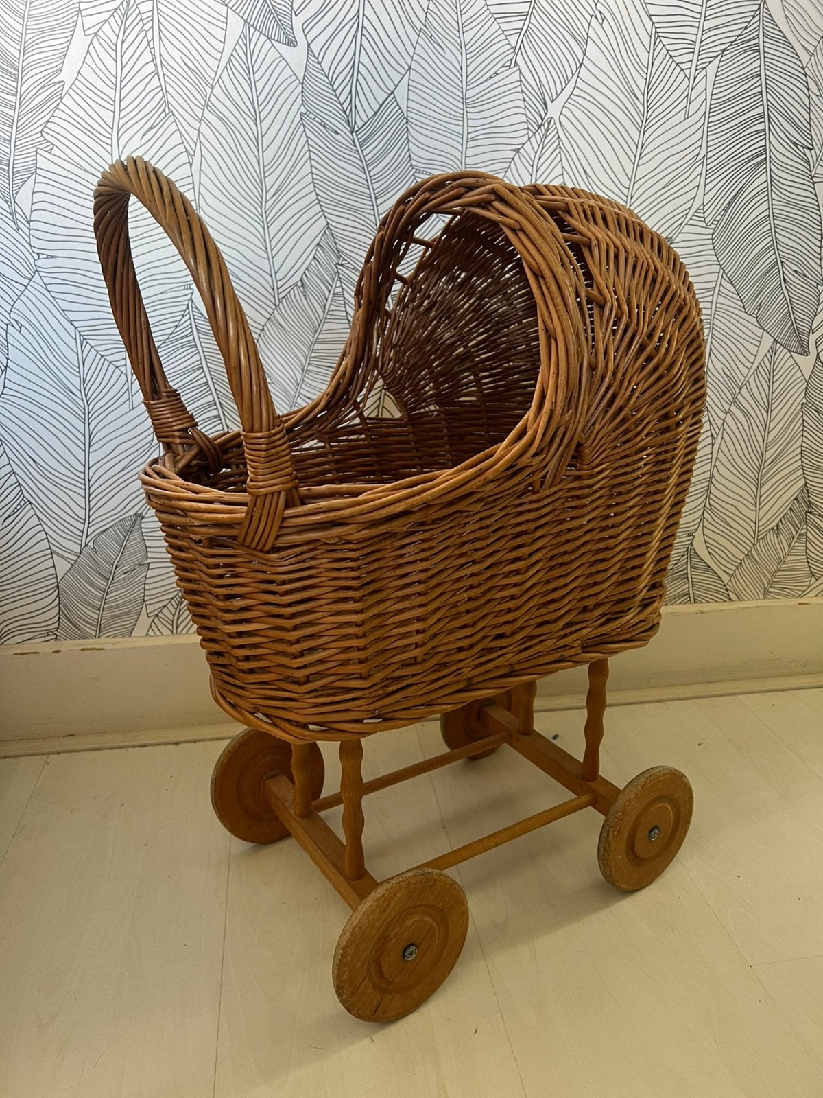 Poppenwagen van riet / rotan, Kinderen en Baby's, Speelgoed | Poppen, Ophalen, Gebruikt, Babypop