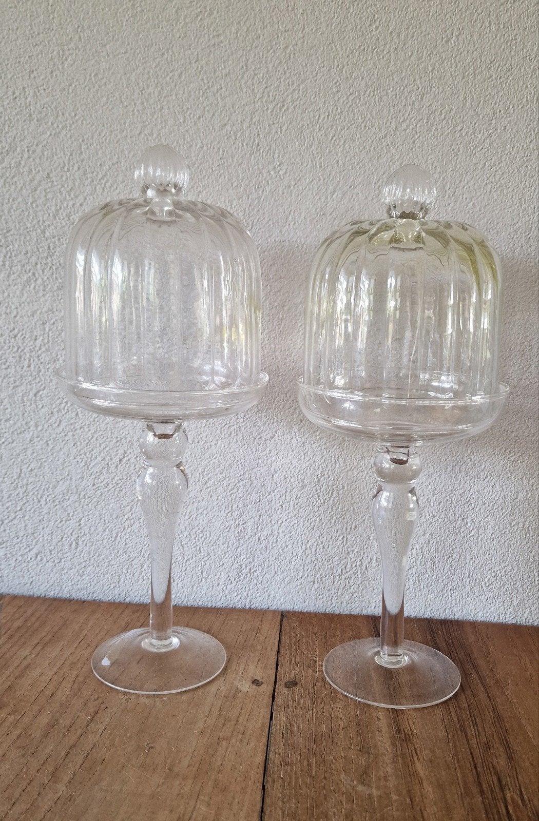 Twee glazen stolpjes op voet, Ophalen of Verzenden