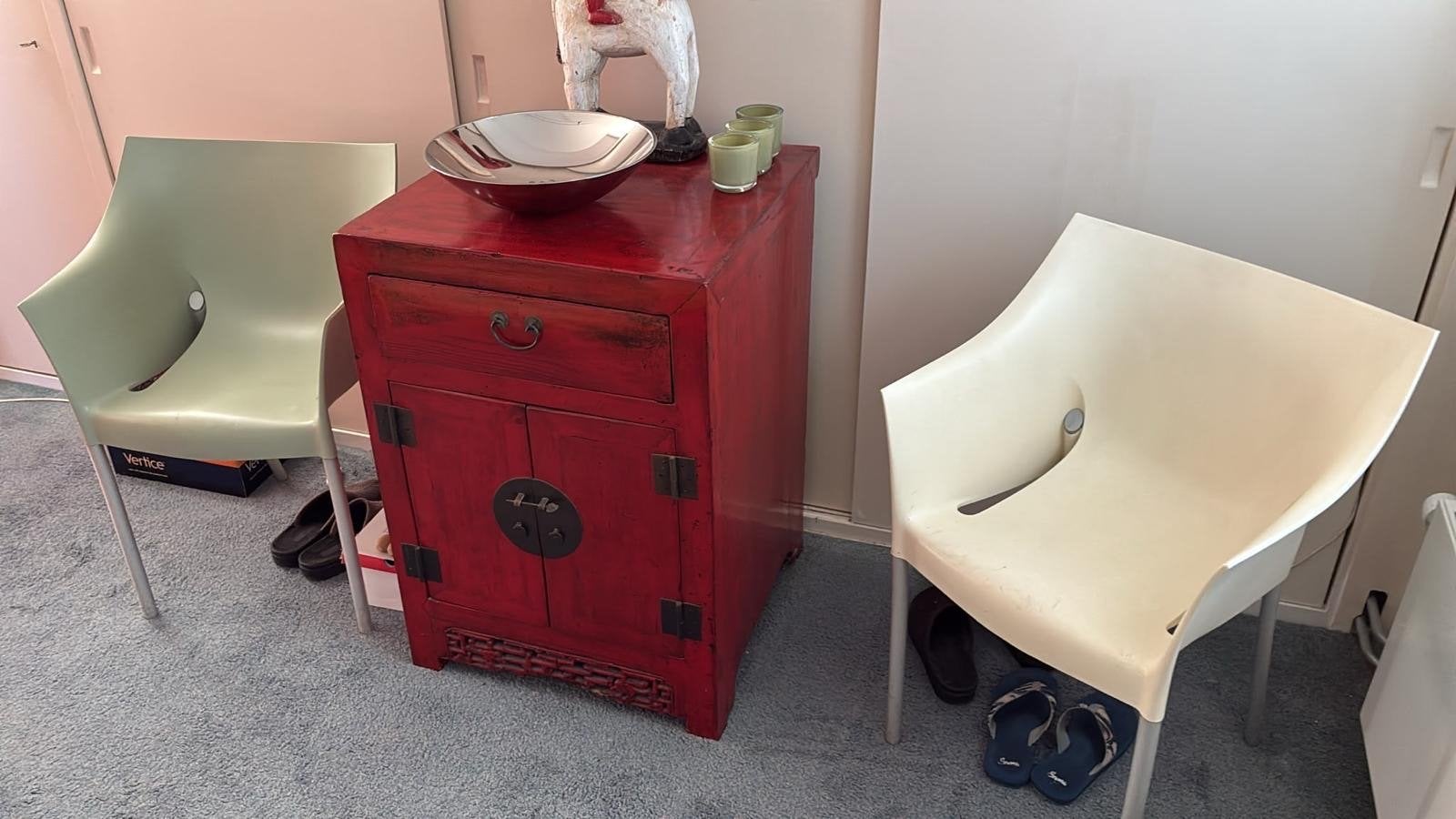 Twee moderne stoelen - lichtgroen en crème, Ophalen, Kunststof, Gebruikt, Twee