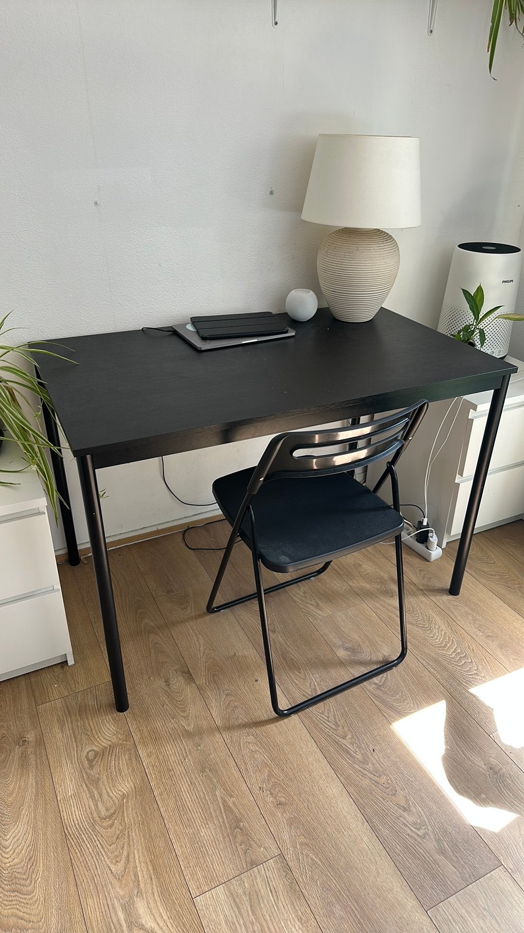 Ikea Sansberg Tafel/Bureau zwart, Ophalen, 100 tot 150 cm, Zo goed als nieuw, 25 tot 50 cm