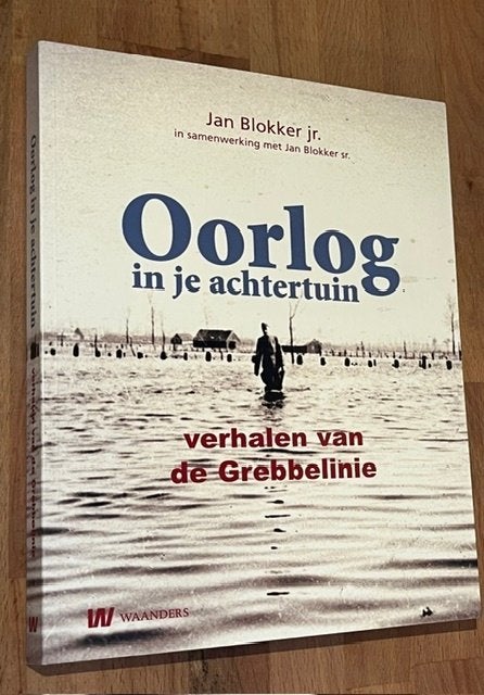 Jan Blokker Jr/Sr. OORLOG in je achtertuin. Grebbelinie 2010, Tweede Wereldoorlog, Ophalen of Verzenden, Zo goed als nieuw, Jan Blokker Jr/SR.