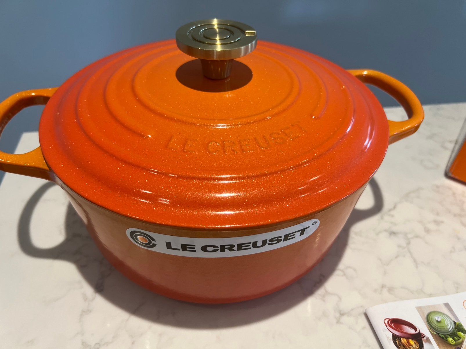 Nieuwe Le Creuset Special Edition Flamme Doree 24 cm, Gietijzer, Nieuw, Ophalen of Verzenden, Keramische plaat